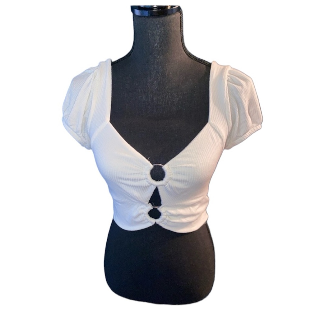 Madden NYC Shirt Crop Top Size Medium Belly Cloud Dancer O-Ring Cut-Out Cropped